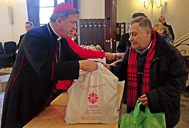 Metropolita rozdaje paczki ubogim i potrzebującym.