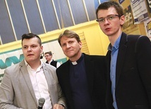 Ks. Grzegorz Rzeźwicki oraz Artur Gondek (z lewej) i Robert Bryg.