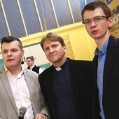 Ks. Grzegorz Rzeźwicki oraz Artur Gondek (z lewej) i Robert Bryg.