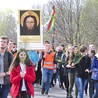 Młodzi przeszli ulicami Tarnowa, niosąc obraz Pana Jezusa Przemienionego.