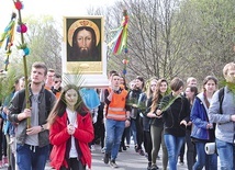 Młodzi przeszli ulicami Tarnowa, niosąc obraz Pana Jezusa Przemienionego.