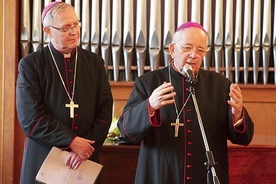 ▲	Biskup Piotr Libera i biskup Roman Marcinkowski w chwilę po ogłoszeniu decyzji Franciszka.