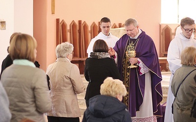 ▲	Sufragan gdański przewodniczył Mszy św. w intencji kobiet.