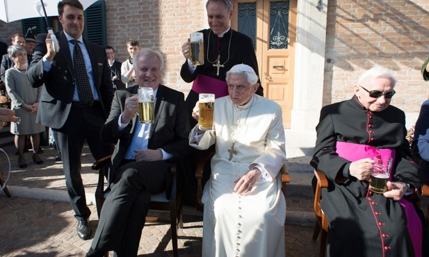Benedykt XVI dziękuje za urodzinowe życzenia