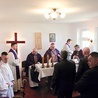 ▲	Wizyty w Zarębie odbywają się od 22 lat,  od kiedy w 1995 r.  tę kaplicę poświęcił  śp. bp Tadeusz Rybak. 