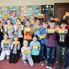 ◄	– W klasie 3b uczniowie przygotowali po kilka kartek – mówią wychowawczyni Renata Wojnar (z lewej) i wicedyrektor Danuta Jankowska.