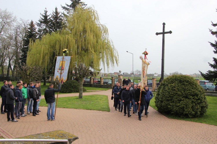 Chorągwiarze z parafii w Boczkach