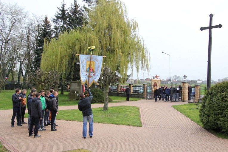 Chorągwiarze z parafii w Boczkach