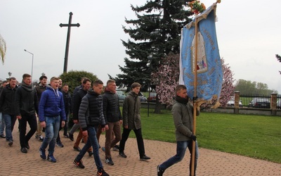 Chorągwiarze z Sierżnik I obchodzą kościół