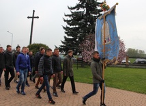 Chorągwiarze z Sierżnik I obchodzą kościół