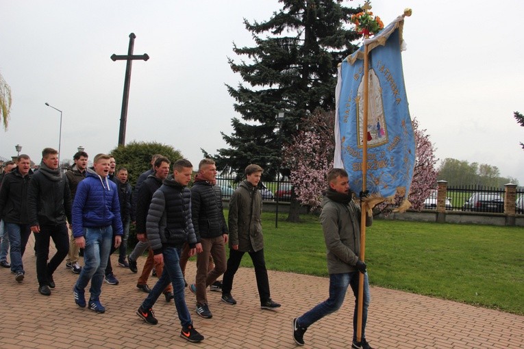 Chorągwiarze z Sierżnik I obchodzą kościół