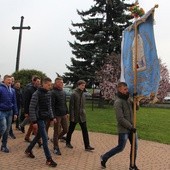 Chorągwiarze z Sierżnik I obchodzą kościół