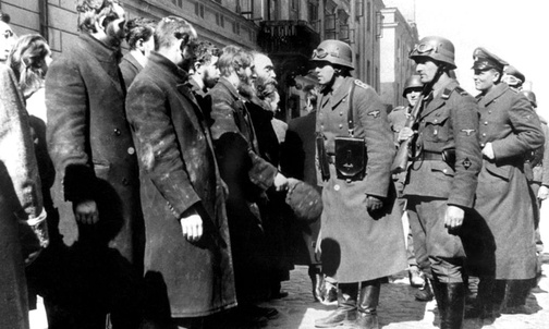Fotografia z Raportu Stroopa. Oryginalny niemiecki podpis: "Rabini żydowscy"