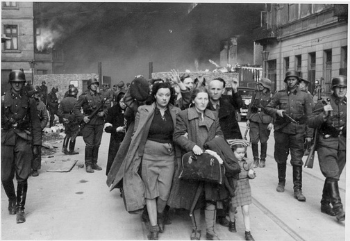 Fotografia z Raportu Stroopa. Oryginalny niemiecki podpis: "Siłą wydobyci z bunkrów"