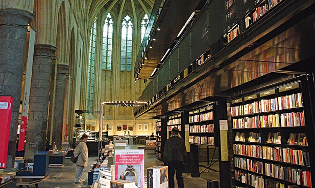 Księgarnia w byłym kościele w Maastricht (Holandia).