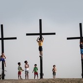 Dzieci bawią się w miejscu, gdzie co roku w Wielki Piątek odbywają się ceremonie ukrzyżowania. 
12.04.2017. Filipiny, San Fernando