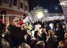 Obywatele RP i ich lider Paweł Kasprzak w drodze przed Pałac Prezydencki, gdzie odbywają się uroczystości 7. rocznicy katastrofy.