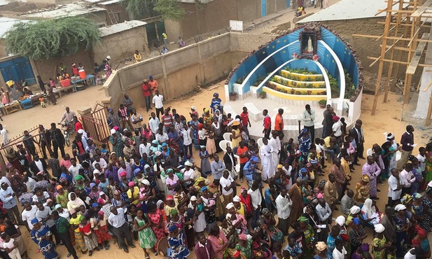 Biskup Jeż konsekruje kościół w Czadzie