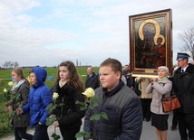 Młodzież niesie róże dla Maryi przed ikoną jasnogórską