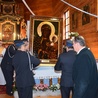 Strażacy ustawiają obraz Matki Bożej Częstochowskiej przy ołtarzu