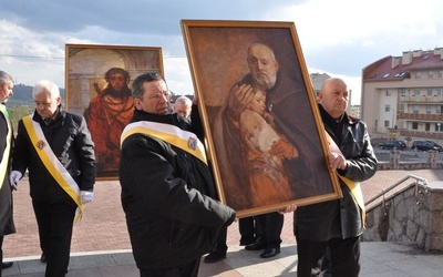 Rycerze niosą obrazy św. Brata Alberta i Jezusa "Ecce Homo"