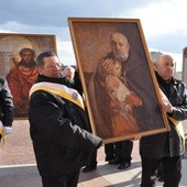 Rycerze niosą obrazy św. Brata Alberta i Jezusa "Ecce Homo"