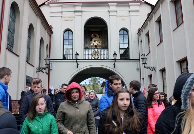 Pielgrzymka bierzmowanych do skarżyskiej Ostrej Bramy