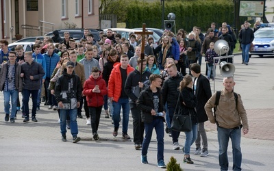 Do skarżyskiego sanktuarium przybywają młodzi w pieszej pielgrzymce przez miasto