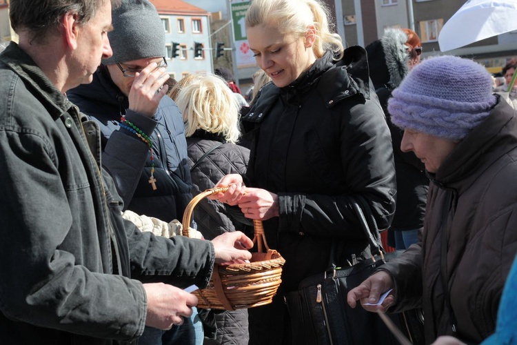 Koronka do Bożego Miłosierdzia na rynku w Koszalinie