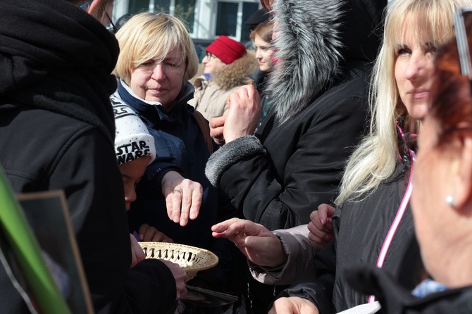 Koronka do Bożego Miłosierdzia na rynku w Koszalinie