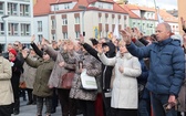 Koronka do Bożego Miłosierdzia na rynku w Koszalinie