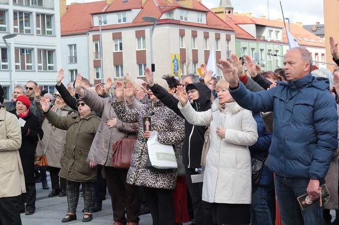 Koronka do Bożego Miłosierdzia na rynku w Koszalinie