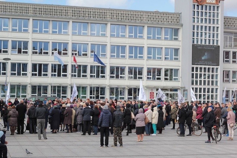 Koronka do Bożego Miłosierdzia na rynku w Koszalinie