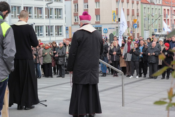 Koronka do Bożego Miłosierdzia na rynku w Koszalinie