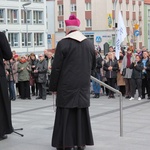 Koronka do Bożego Miłosierdzia na rynku w Koszalinie