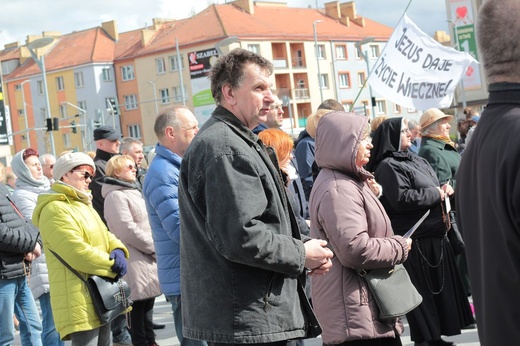 Koronka do Bożego Miłosierdzia na rynku w Koszalinie