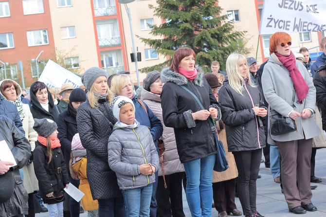 Koronka do Bożego Miłosierdzia na rynku w Koszalinie