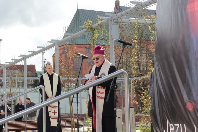 Koronka do Bożego Miłosierdzia na rynku w Koszalinie