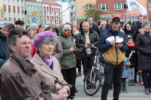 Koronka do Bożego Miłosierdzia na rynku w Koszalinie