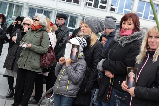 Koronka do Bożego Miłosierdzia na rynku w Koszalinie