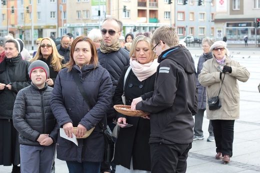 Koronka do Bożego Miłosierdzia na rynku w Koszalinie