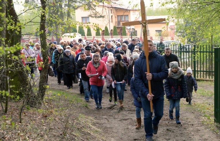 Organizatorzy, w dużej mierze pątnicy pieszej pielgrzymki na Jasną Górę, zapraszają na to nabożeństwo cały dekanat