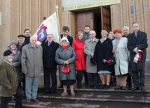 Na schodach radomskiej katedry członkowie Towarzystwa Miłośników Lwowa i Kresów Południowo-Wschodnich Oddział w Radomiu