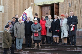 Na schodach radomskiej katedry członkowie Towarzystwa Miłośników Lwowa i Kresów Południowo-Wschodnich Oddział w Radomiu
