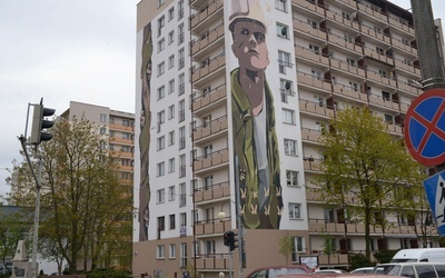 Wydarzenia Czerwca '76 upamiętnia mural na wieżowcu przy ul. Żeromskiego 74 przedstawiający polskiego robotnika i konar drzewa w formie splecionych rąk