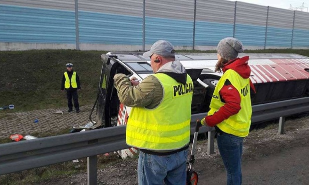 Policja wyjaścia przyczyny wypadku autokarowego na A2