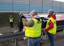 Policja wyjaścia przyczyny wypadku autokarowego na A2