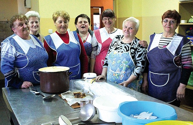 ▲	Gospodynie z Witkowic zadbają o żołądki pątników pod koniec pierwszego dnia.