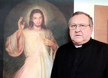 – Wprowadzenie do kultu obrazów Jezusa Miłosiernego jest wydarzeniem, którym żyje cała diecezja Uyo – mówi ksiądz prałat.