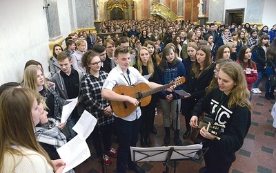 ▲	Maturzyści z diecezji radomskiej wypełnili bazylikę jasnogórską.